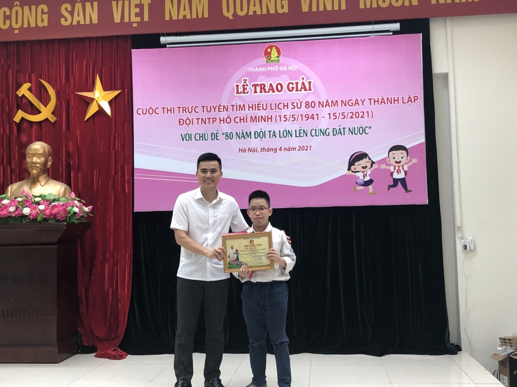 Đồng chí Lý Duy Xuân - Phó Bí thư Thành đoàn, Chủ tịch Hội đồng Đội thành phố Hà Nội trao bằng khen cho đội viên Hồ Xuân An
