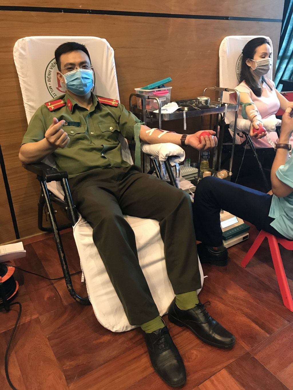 Thượng uý Lê Văn Tiến, Bí thư Đoàn Công an quận Hoàng Mai: trong buổi hiến máu 