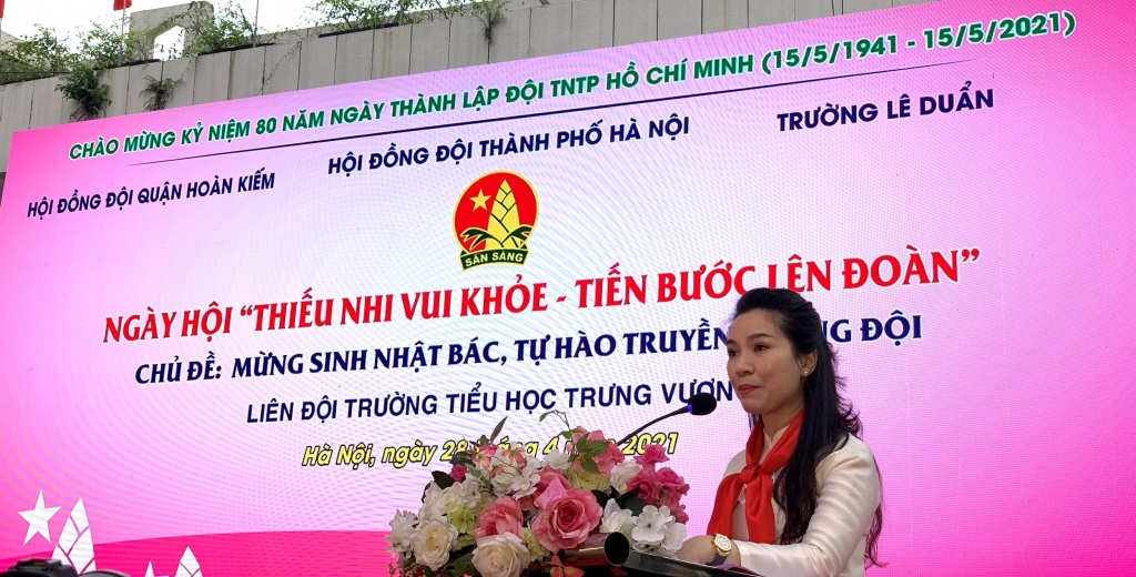 Đồng chí Bùi Thị Lan Phương - Phó Bí thư Thành đoàn, Phó Chủ tịch Thường trực Hội đồng Đội thành phố Hà Nội phát biểu tại buổi lễ. 