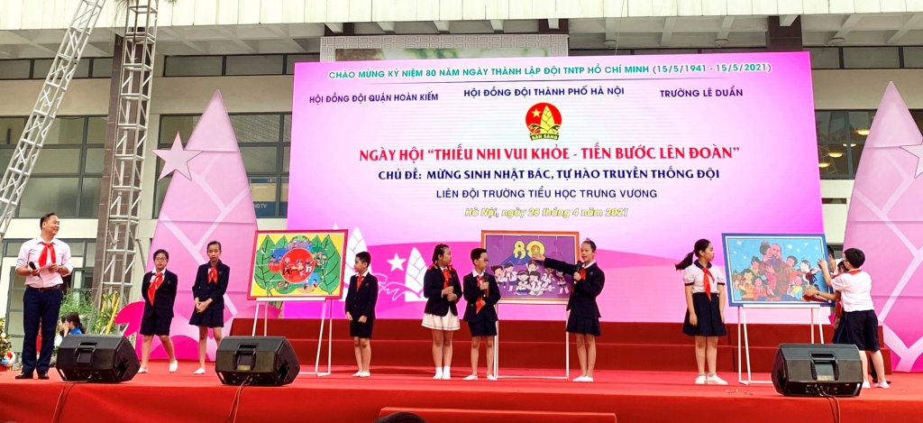 Thiếu nhi tham gia phần thi vận động ghép và thuyết trình tranh