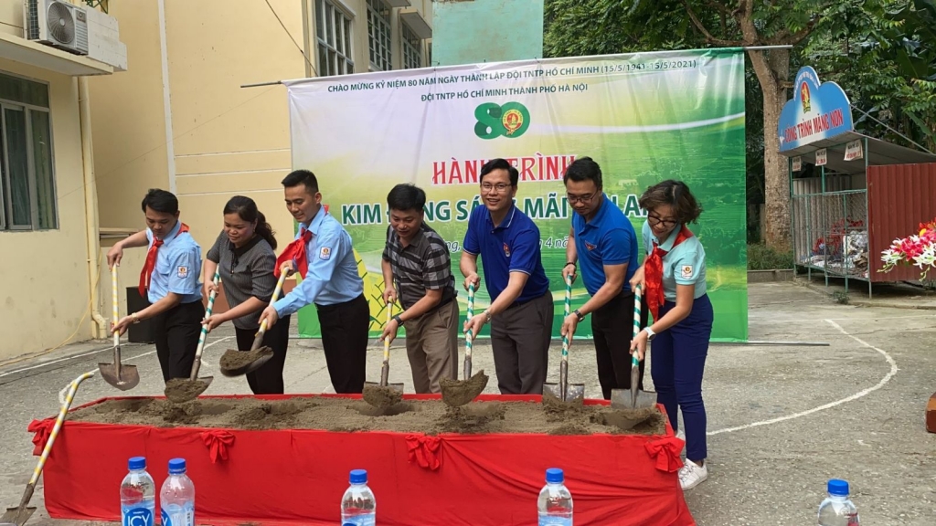 Đồng chí Lý Duy Xuân- Phó Bí thư Thành đoàn, Chủ tịch Hội đồng Đội thành phố Hà Nội cùng đại biểu khởi công xây dựng nhà đa năng