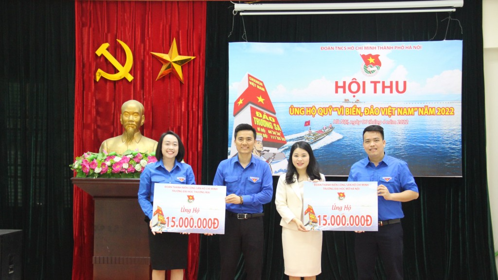 Đồng chí Chu Hồng Minh và đồng chí Lý Duy Xuân tiếp nhận ủng hộ Quỹ “Vì biển, đảo Việt Nam năm 2022 từ các đơn vị Đoàn cơ sở