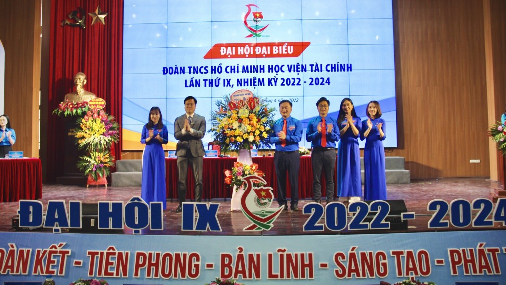 Thành đoàn Hà Nội tặng hoa chúc mừng Đại hội
