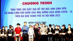 Trao tặng quà hỗ trợ học sinh, sinh viên có hoàn cảnh khó khăn