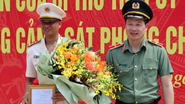 Thiếu tướng Vũ Hồng Văn (Giám đốc Công an tỉnh Đồng Nai) trao quyết định thăng hàm vượt cấp cho Đại úy Thái Ngô Hiếu