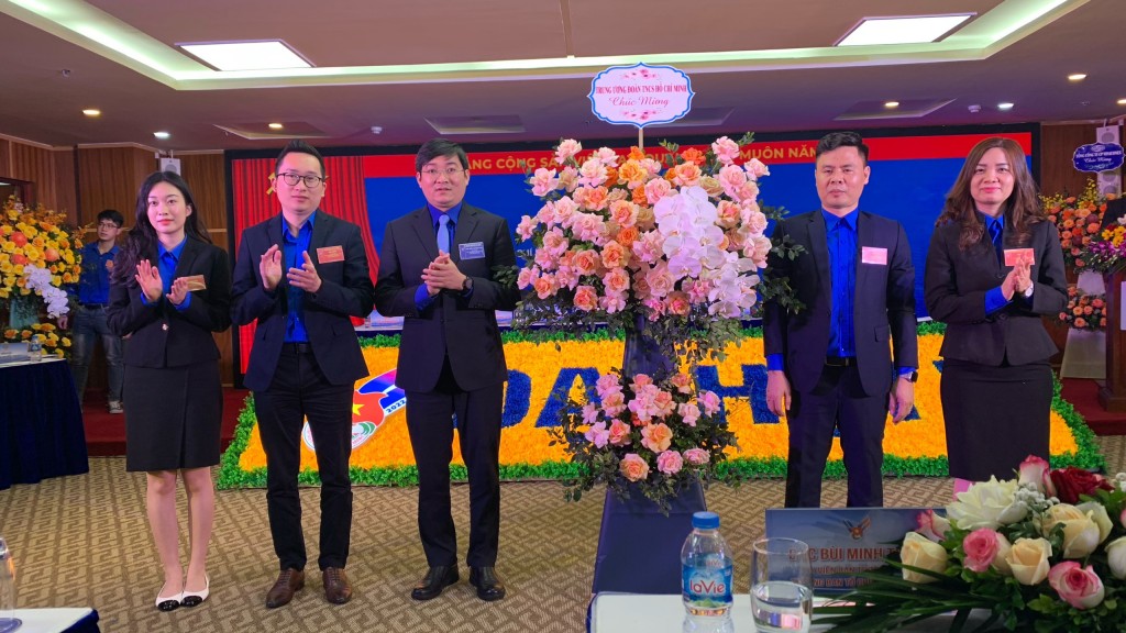 Đồng chí Bùi Minh Tuấn tặng lẵng hoa của Trung ương Đoàn