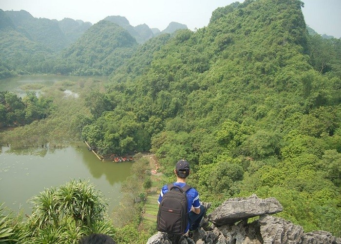 Người trẻ check in tại hồ Quan Sơn