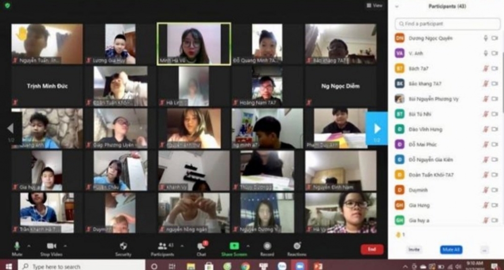 Cha mẹ lo lắng khi con ở nhà học trực tuyến