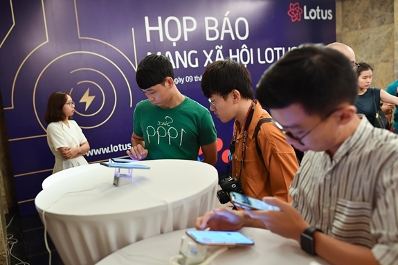 Nhiều người trẻ hiện đang sống theo tâm lý đám đông (Ảnh minh hoạ)