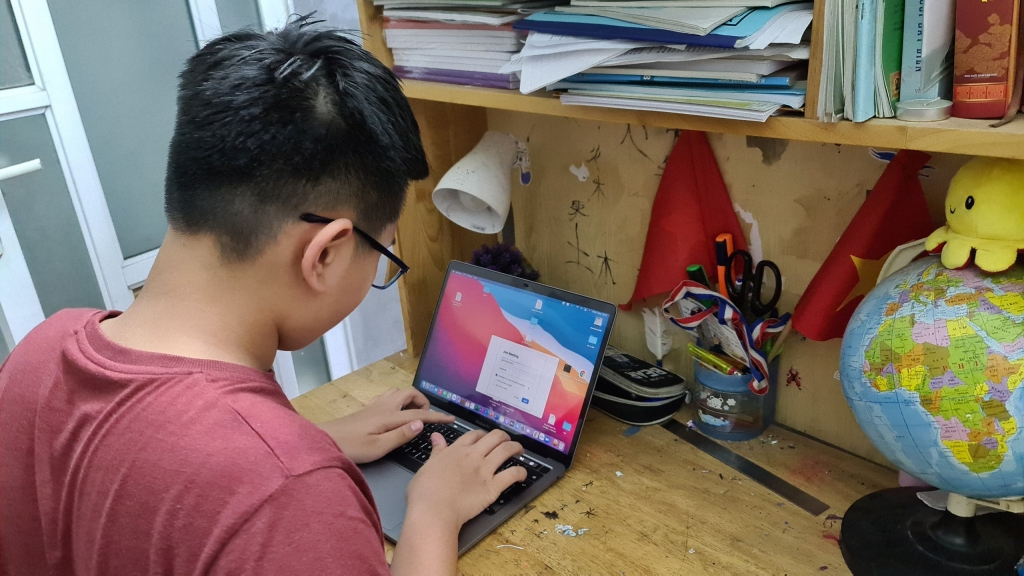 Bố mẹ cùng khắc phục khó khăn để phòng chống dịch Covid-19