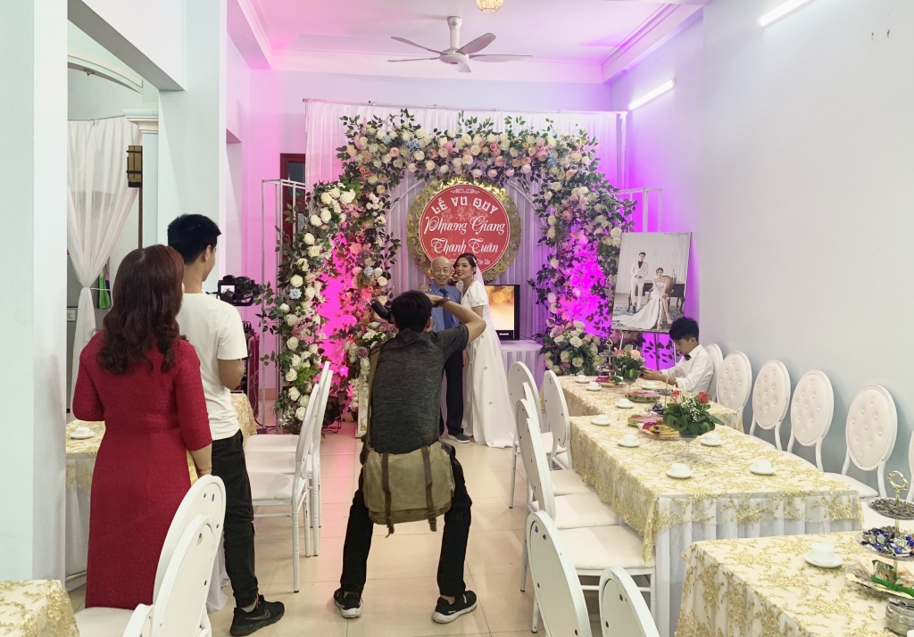 Đám cưới tại nhà gái của cô dâu Phương Giang được tổ chức tối giản (Phương Giang chụp hình kỉ niệm cùng người thân)