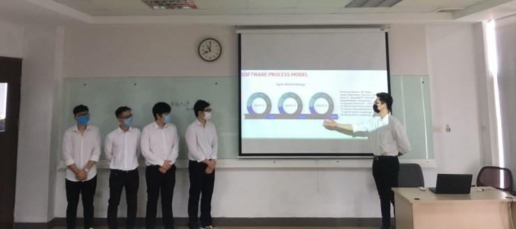 Nhóm sinh viên tringh bày về phần mềm phát hiện đạo văn