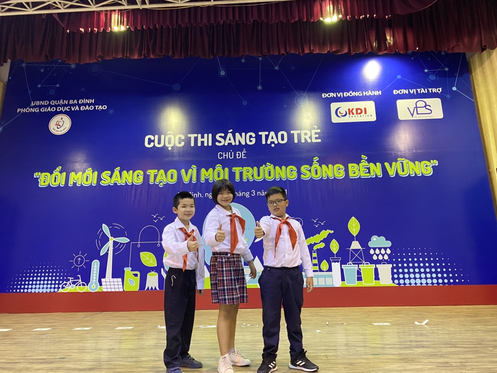 Nhóm tác giả của mô mình sản phẩm từ vật liệu tái chế hỗ trợ dạy học