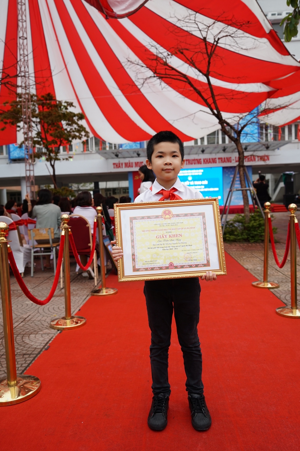 Trần Đức Huy với giải Nhì tại cuộc thi Sáng tạo trẻ quận Ba Đình năm học 2020 - 2021