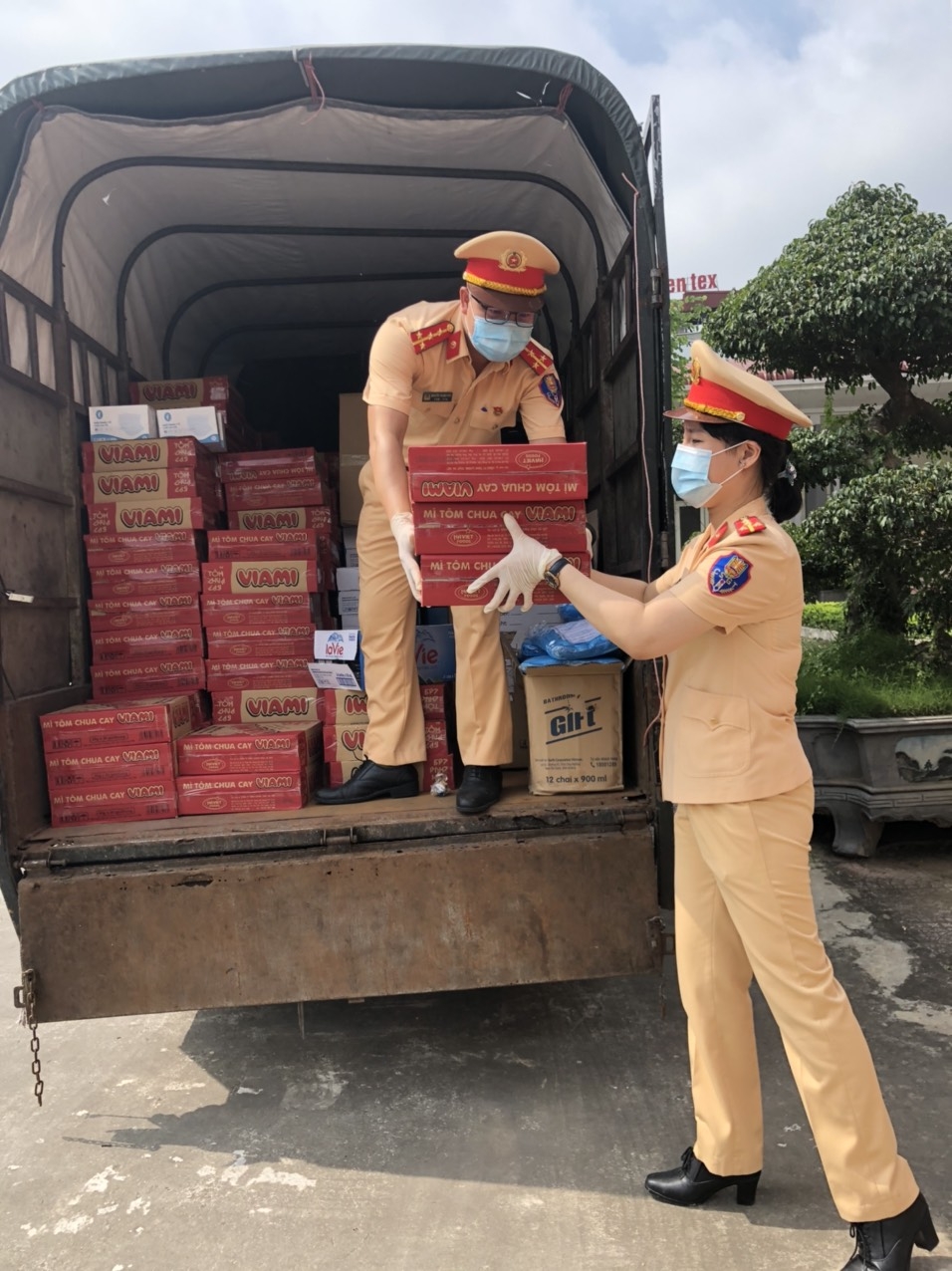 Chiến sĩ Cảnh sát Giao thông Hà Nội tặng quà vùng dịch