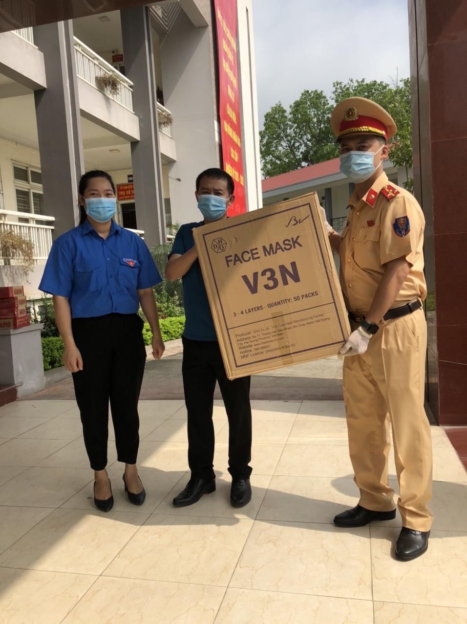 Chiến sĩ Cảnh sát Giao thông Hà Nội tặng quà vùng dịch