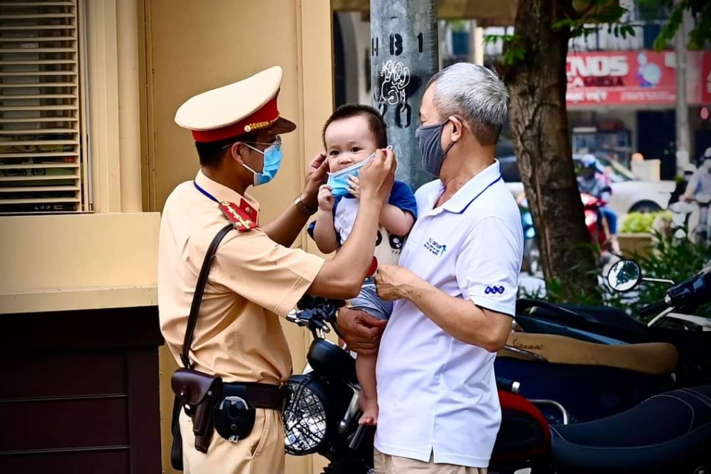 Chiến sỹ cảnh sát giao thông thành phố Hà Nội phát khẩu trang miễn phí cho người tham gia giao thông Chiến sỹ cảnh sát giao thông thành phố Hà Nội phát khẩu trang miễn phí cho người tham gia giao thông