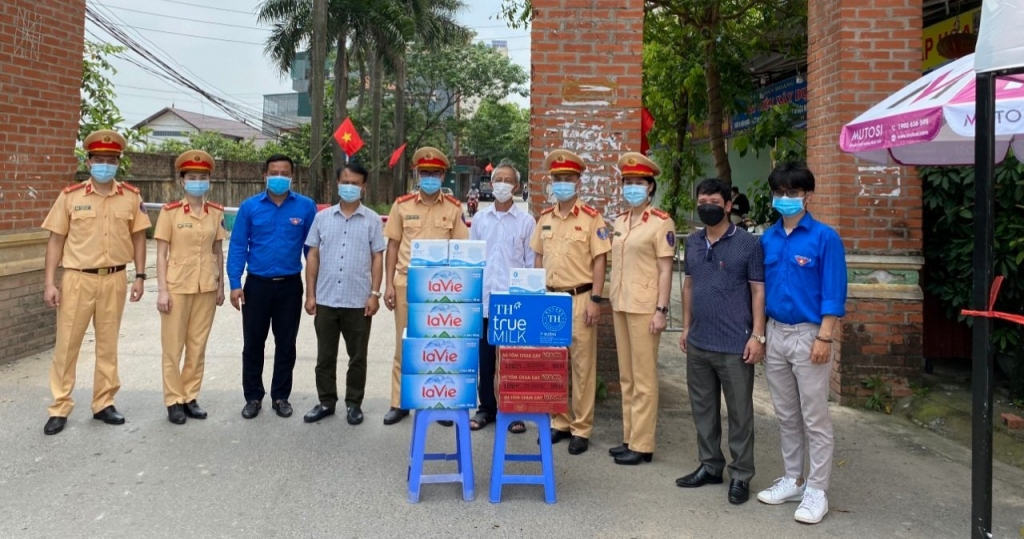 Tuổi trẻ Phòng CSGT Hà Nội trao tặng quà cho các chốt trưcj ở Huyện Đông Anh Tuổi trẻ Phòng CSGT Hà Nội trao tặng quà cho các chốt trưcj ở Huyện Đông Anh