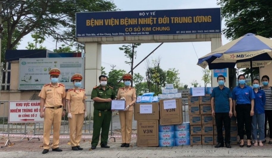 Chiến sĩ Cảnh sát Giao thông Hà Nội tặng quà vùng dịch