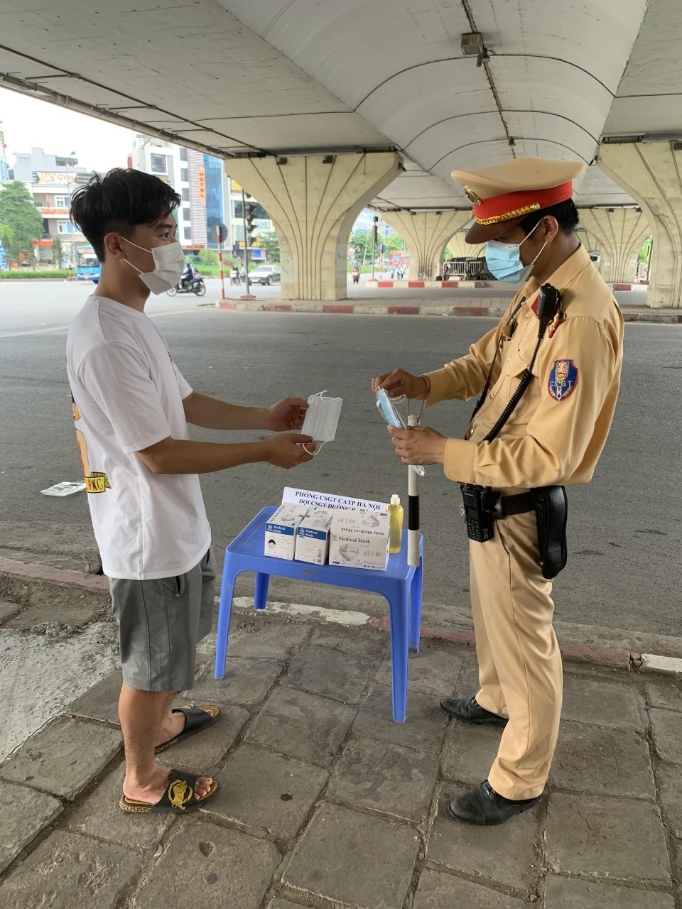 Chiến sĩ Cảnh sát Giao thông Hà Nội tặng quà vùng dịch