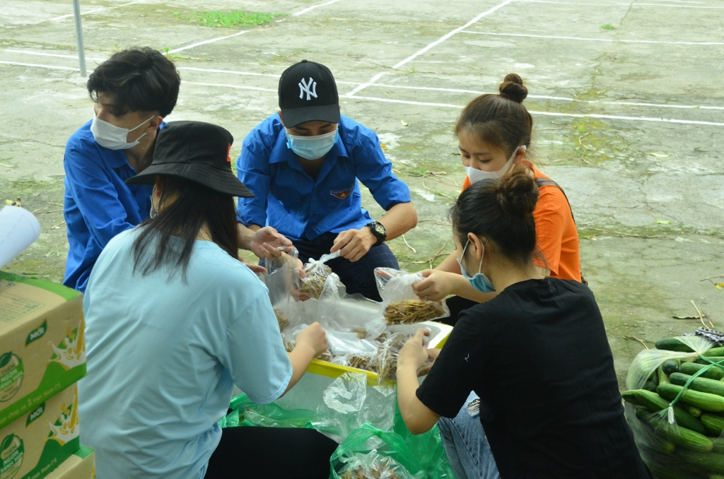 Các bạn đoàn viên thanh niên ĐH Công nghiệp Dệt may Hà Nội chia thực phẩm để hỗ trợ sinh viên ở vùng bị phong toả và cách ly