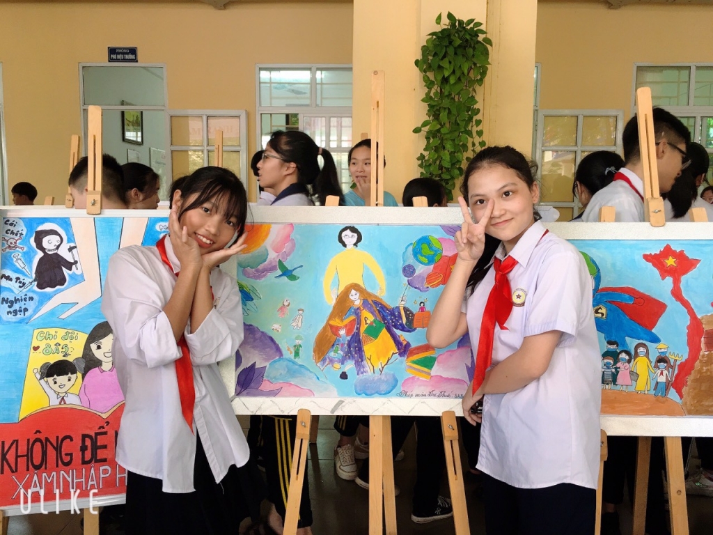 Dương Mai Chi  tại cuộc thi Vẽ tranh ở trường(Trái)