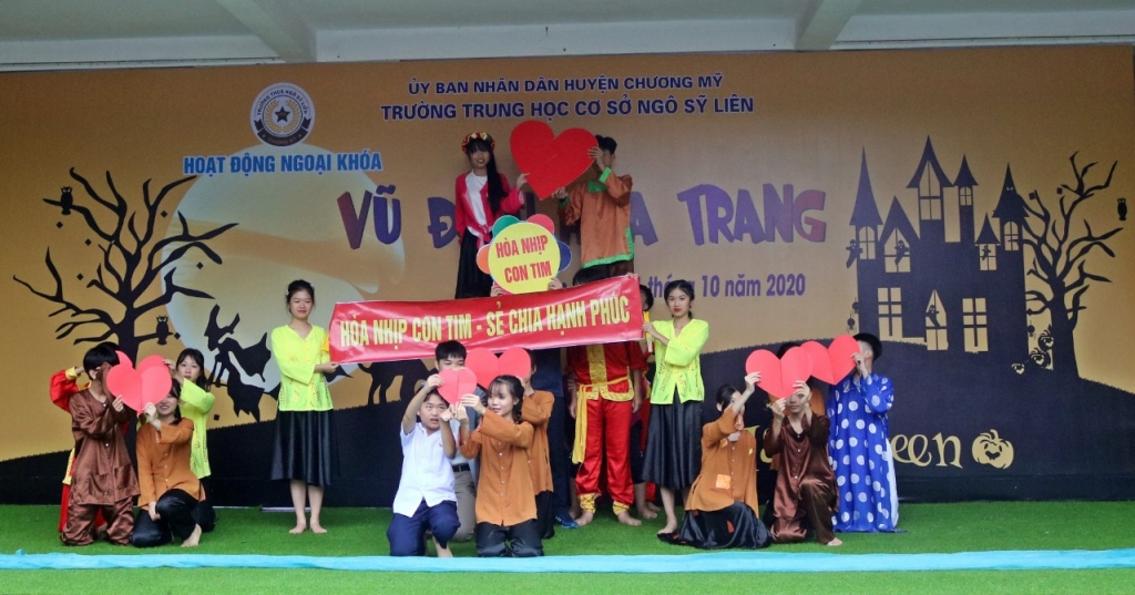 vũ điệu hóa trang do trường con tổ chức chào mừng halloween