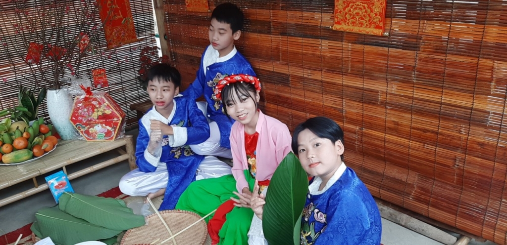 Cô chi đội trưởng Dương Mai chị tại cuộc  thi gói bánh chưng