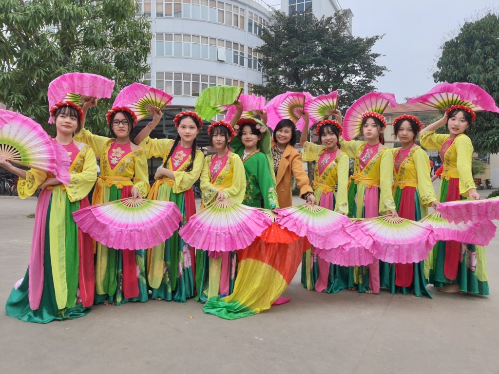  Dương Mai Chi (thứ 4 từ bên trái sang) cùng các bạn trong một hoạt động ở trường