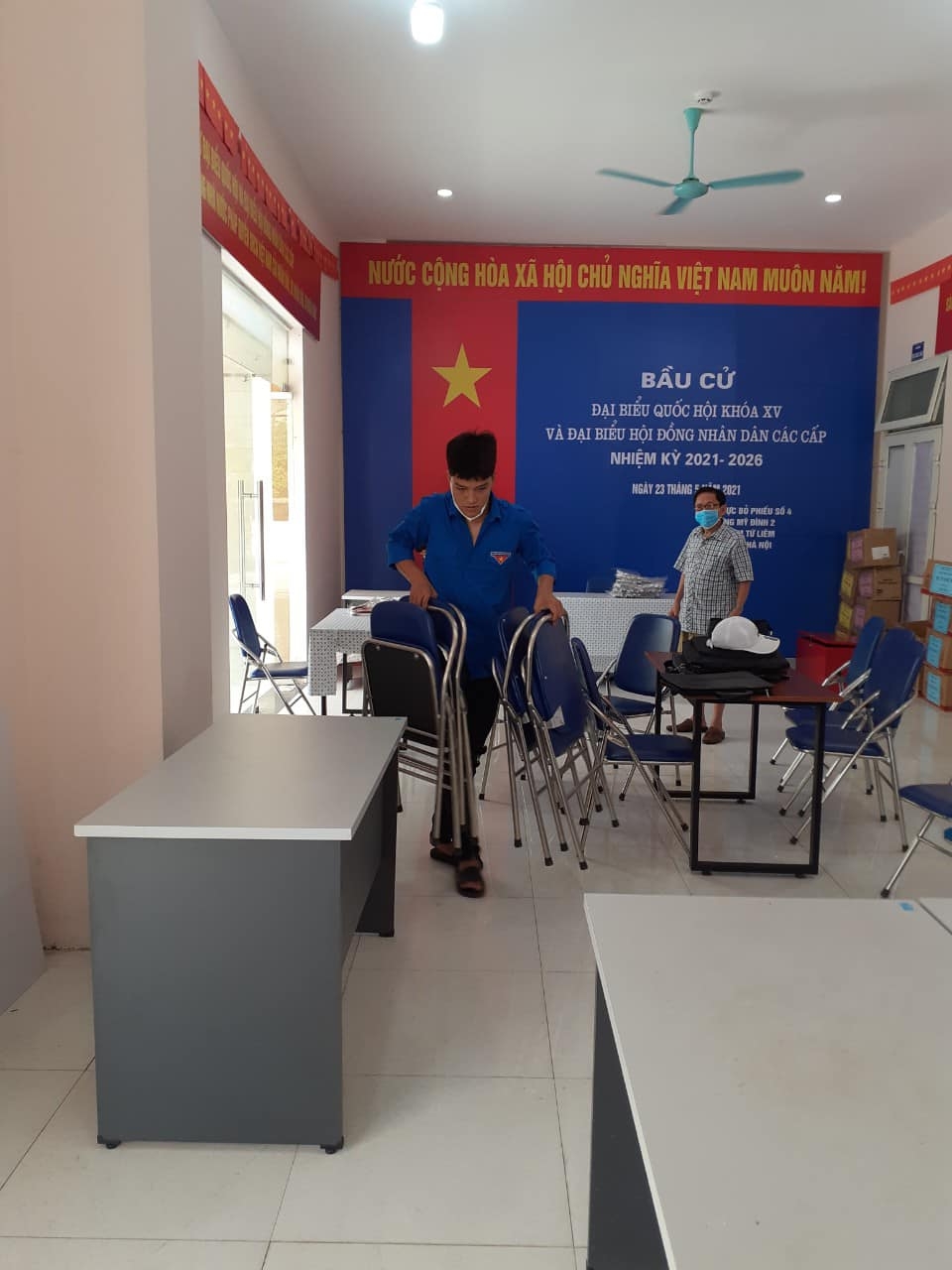 Các bạn trẻ hỗ trợ dọn dẹp, trang trí điểm bầu cử