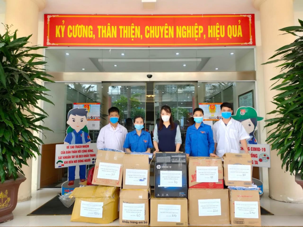 Tuổi trẻ Quận Nam Từ Liêm nhận tấm chắn giọt bắn của các đoàn viên, thanh niên, học sinh trên địa bàn Quận