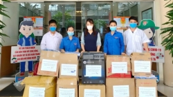 "Chiến binh áo xanh" tặng tấm chắn giọt bắn cho các đơn vị bầu cử