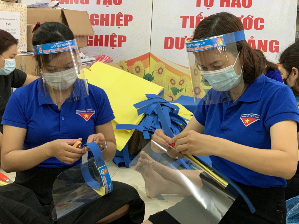 Tuổi trẻ Thanh Oai nhiệt tình làm tấm chắn giọt bắn tặng các điểm bầu cử trên địa bàn