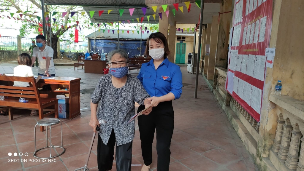 Đoàn viên thanh niên huyện Quốc Oai giúp người dân tại điểm bầu cử Đoàn viên thanh niên huyện Quốc Oai giúp người dân tại điểm bầu cử