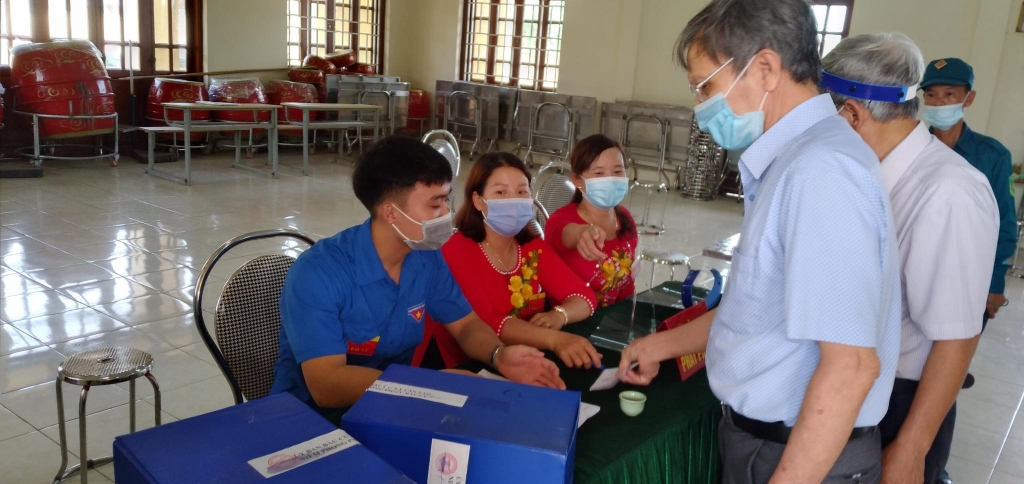 Áo xanh huyện Thanh Trì hỗ trợ đón tiếp người dân Áo xanh huyện Thanh Trì hỗ trợ đón tiếp người dân
