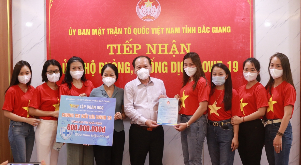 Đại diện Tập đoàn OGO trao tặng các vật phẩm cho bà con thông qua Ủy ban MTTQ Việt Nam tỉnh Bắc Giang