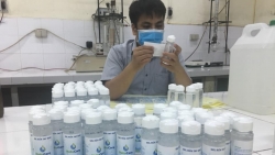 ĐH Khoa học Tự nhiên điều chế gel rửa tay khô ủng hộ vùng dịch