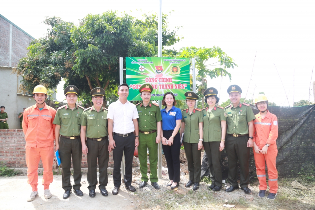 Đồng chí Nguyễn Đức Tiến - UV BCH Trung ương Đoàn, Phó Bí thư Thường trực Thành đoàn (thứ 4 từ trái sang) cùng Tuổi trẻ Công an thành phố Hà Nội khởi công con đường thanh niên