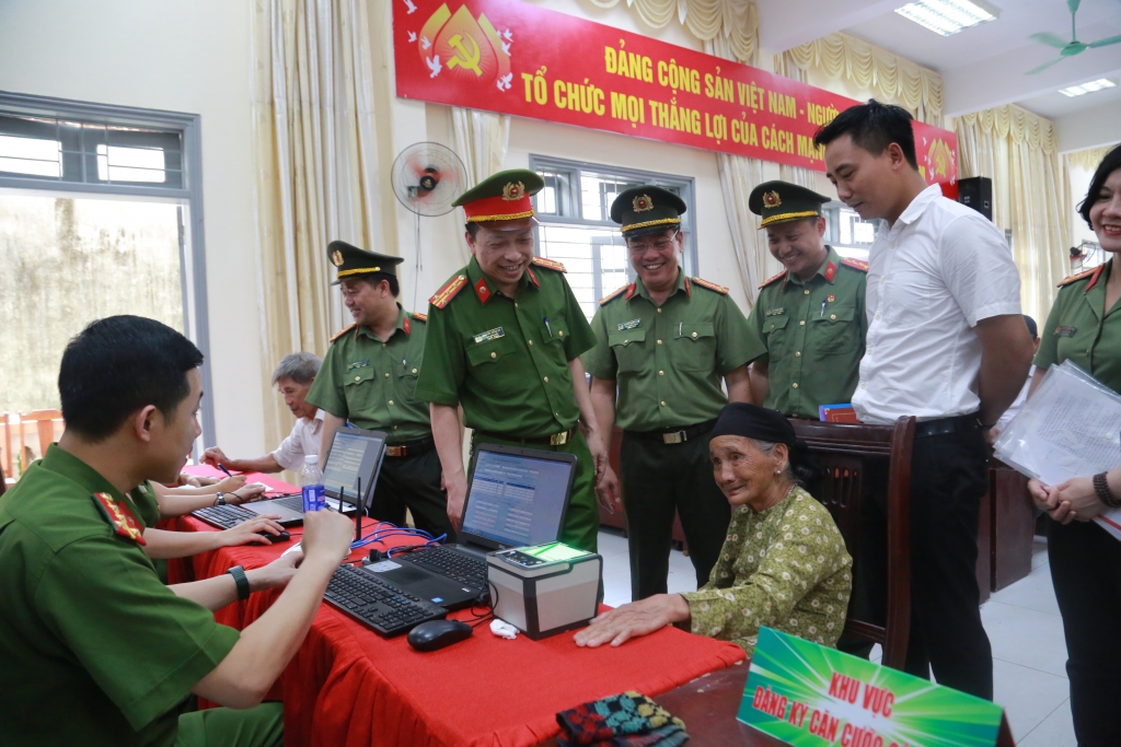 Đồng chí Nguyễn Đức Tiến - UV BCH Trung ương Đoàn, Phó Bí thư Thường trực Thành đoàn thăm hỏi, động viên các chiến sĩ trẻ thực hiện cấp Căn cước công dân gắn chíp cho người dân