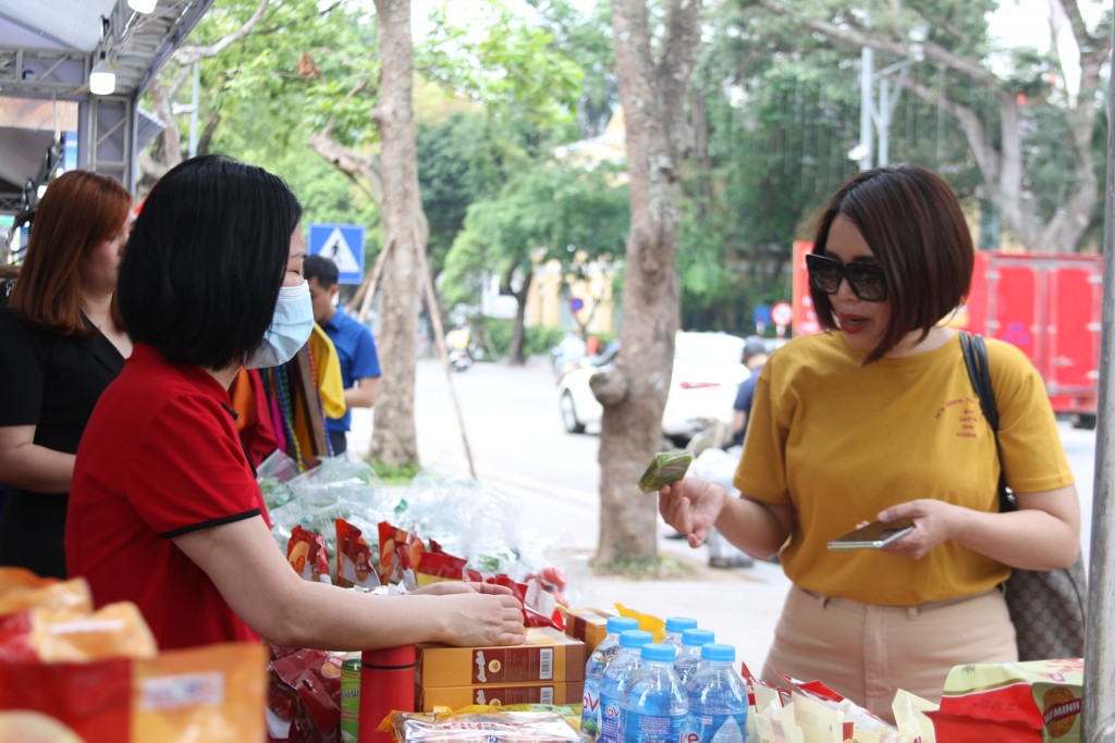 Gian hàng trưng bày sản phẩm Ocop của công ty CP Bánh mứt kẹo Bảo Minhtaij bờ hồ Hoàn Kiêks có rất nhiều du khách ghé thăm để mua những htucs quà đặc trưng Hà Nội 