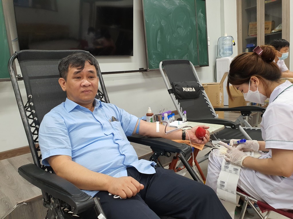 Ông Đặng Việt Hà, Hiệu trưởng trường THCS Chu Văn An (Tây Hồ) tham gia hiến máu tình nguyện.
