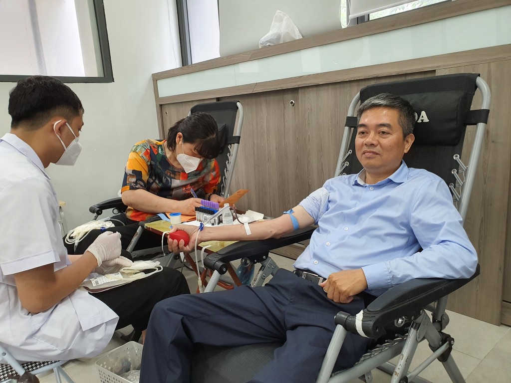 Ông Nguyễn Hải Biên, Phó Chủ tịch thường trực Hội đồng Trường Phổ thông võ thuật Bảo Long (huyện Gia Lâm) tham gia hiến máu tình nguyện