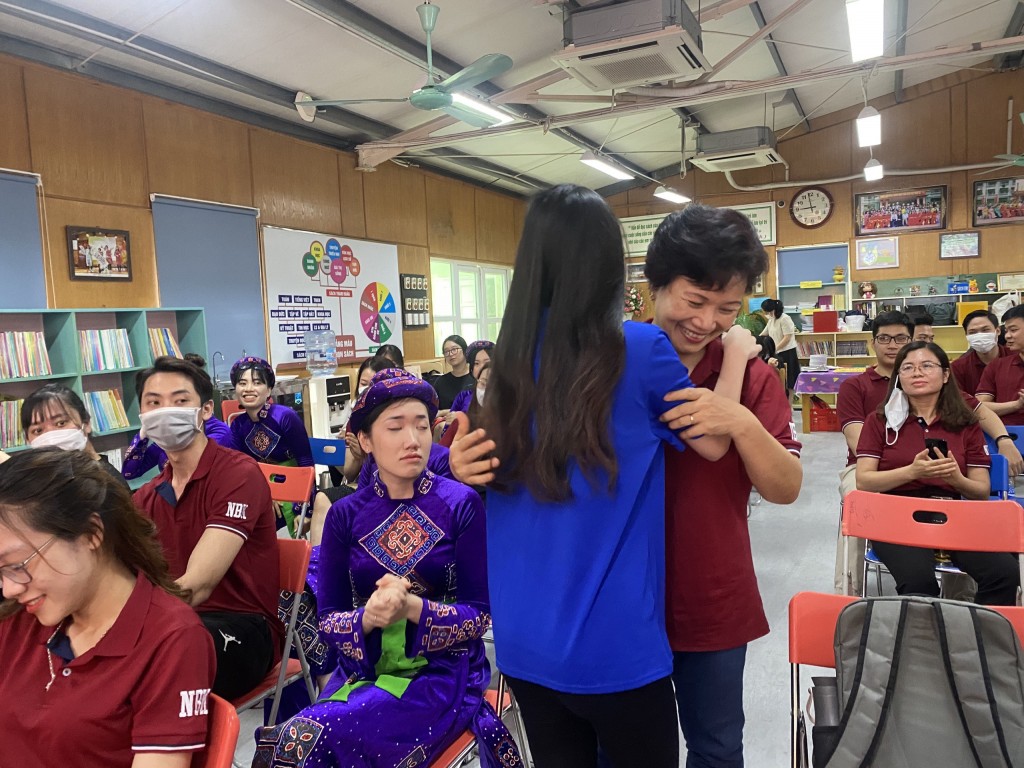Em Đỗ Minh Nguyệt xúc động ôm cô giáo