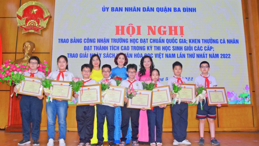 Cậu học trò lớp 4 vinh dự được UBND quận Ba Đình tuyên dương (thứ 4 từ trái sang)