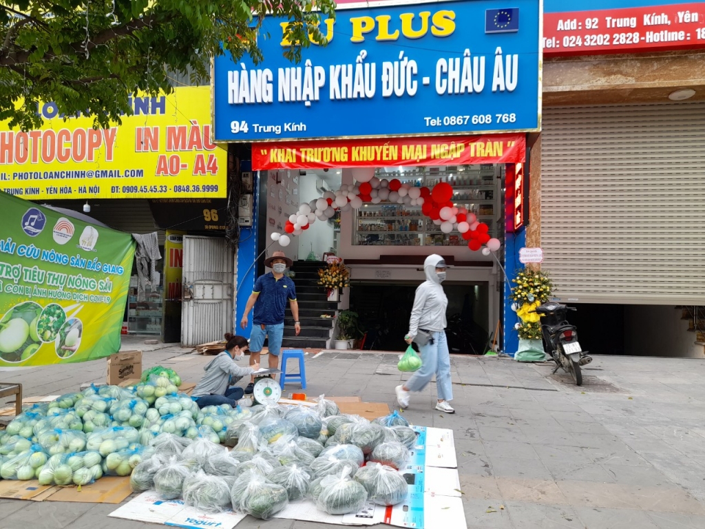 Một điểm bán hàng tại Hà Nội của Hội nghệ sĩ Trẻ Hà Nội, Hội Doanh nghiệp kinh doanh Bếp và Gia dụng Việt Nam 