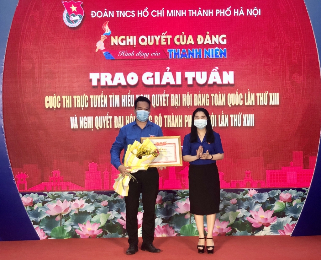 Đại diện Đoàn Thanh niên trường Đại học Mở Hà Nội đạt Giải Nhất vòng tuần