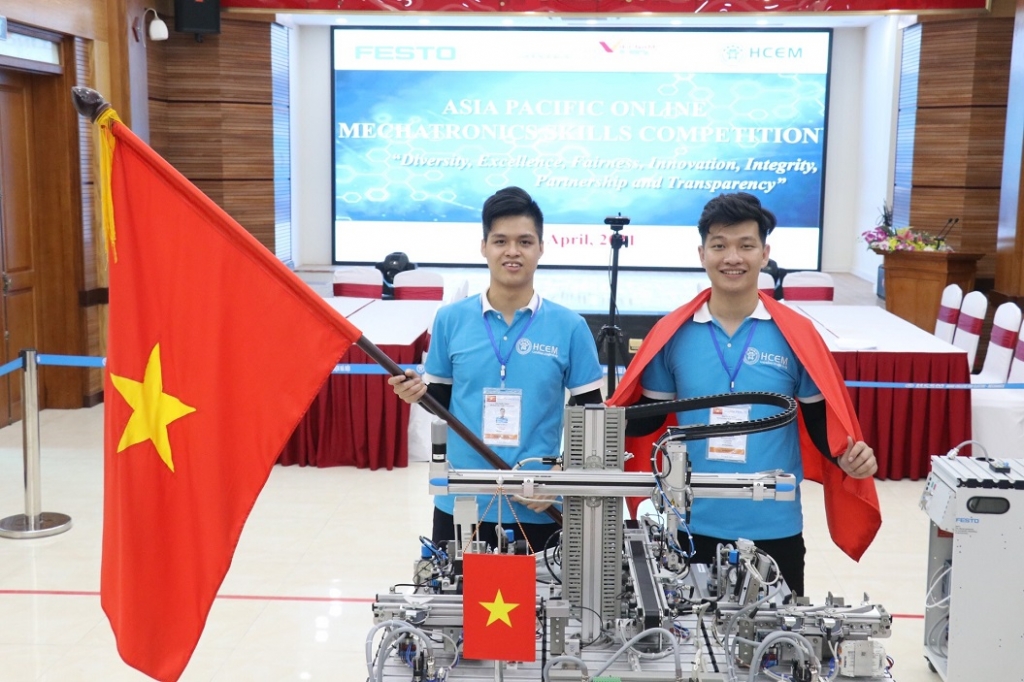 2 thành viên của đội tuyển thi nghề Cơ điện tử Việt Nam là Đinh Tú Ngọc và Nguyễn Văn Tấn, học viên Trường CĐ Cơ điện Hà Nội