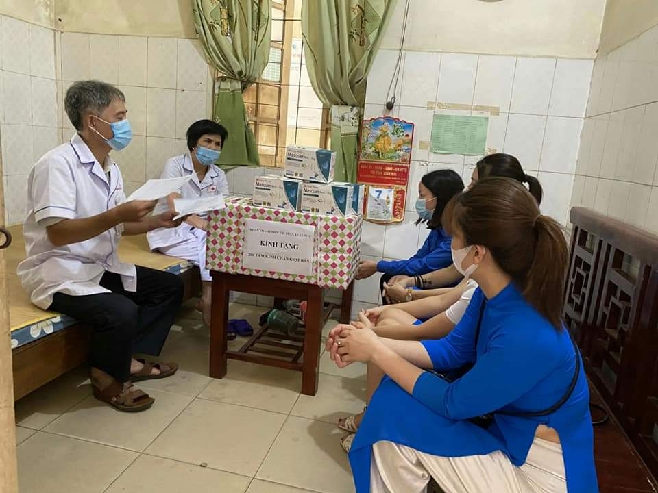 Đoàn viên thanh niên tặng quà cho tuyến đầu chống dịch