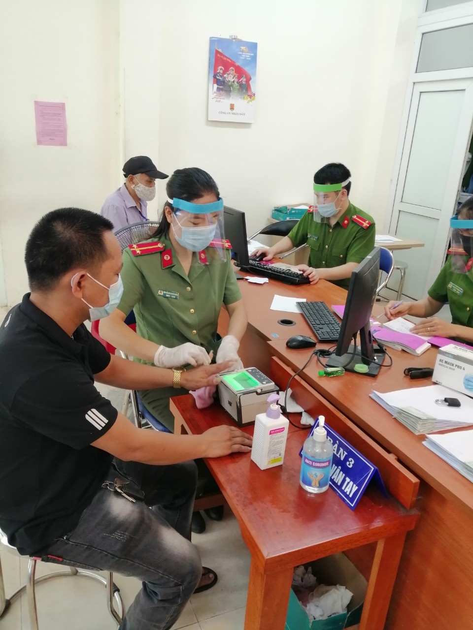 Tặng quà phòng chống dịch cho cán bộ chiến sỹ cấp căn cước công dân