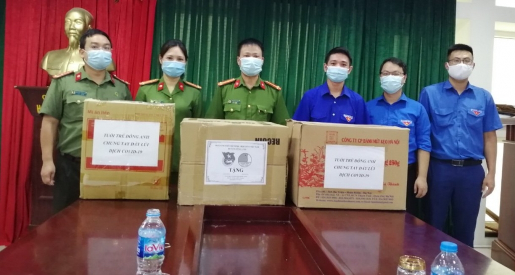Tuổi trẻ Công an huyện Đông Anh tặng quà phòng chống dịch cho CBCS cấp CCCD